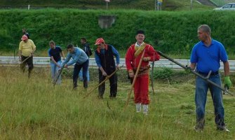 Mojkovčani kosili nakadašnje jalovište: Povratak zaboravljenim tradicionalnim vještinama