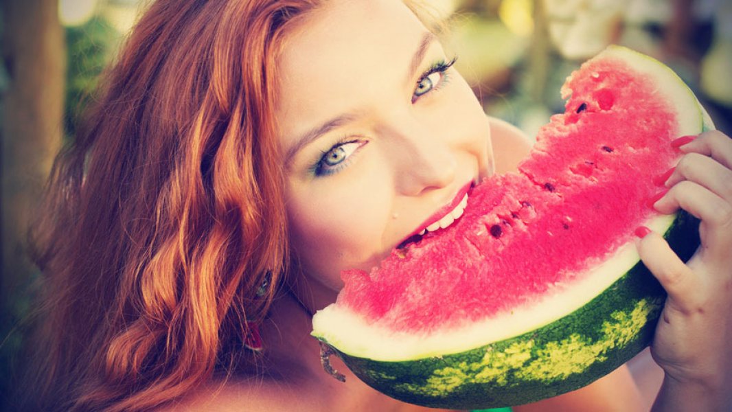 beautifulwomanwithmakeupeatingwatermelon