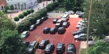 Novi Sad: Skupocjeni vozni park sveštenika zauzeo košarkaški teren(VIDEO)