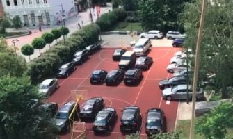 Novi Sad: Skupocjeni vozni park sveštenika zauzeo košarkaški teren(VIDEO)