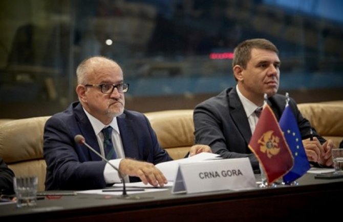 Političku debatu vratiti u demokratske institucije