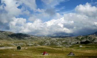 Mladi bračni par živi na Sinjajevini bez struje, vode i signala za telefon