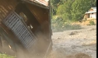 Potresne scene iz Rumunije:Poplave odnijele tri života, evakuisano stanovništvo (VIDEO)