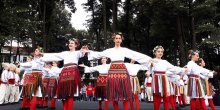 Veselo nedeljno popodne u Bijelom Polju: Folkloraši zaigrali na trgu (FOTO/VIDEO)