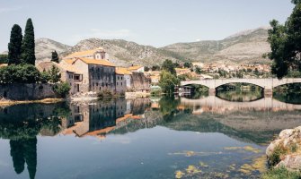 Rusi ostavili bolesnog sina u Trebinju pa produžili za Tivat