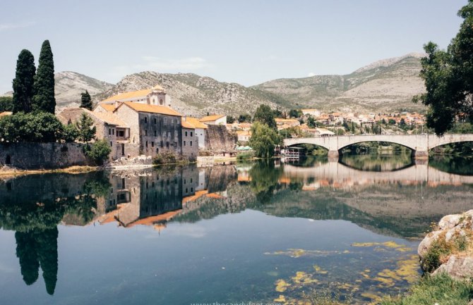 Rusi ostavili bolesnog sina u Trebinju pa produžili za Tivat