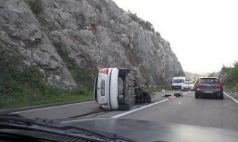 Na putu Nikšić-Podgorica: Prevrnuo se automobil, jedna osoba povrijeđena