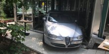 Automobil uletio u kafić u Beogradu, 2 osobe povrijeđene (FOTO)