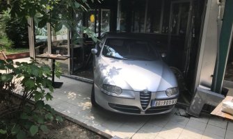 Automobil uletio u kafić u Beogradu, 2 osobe povrijeđene (FOTO)