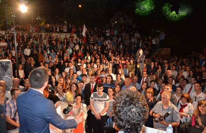 URA: Ne aplaudiramo vječnim foteljašima koji na vlast dolaze kriminalom i preko krvlju slobodnih građana Podgorice