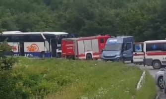 Teška saobraćajna nesreća na Kosovu, poginuli roditelji i troje djece(VIDEO)