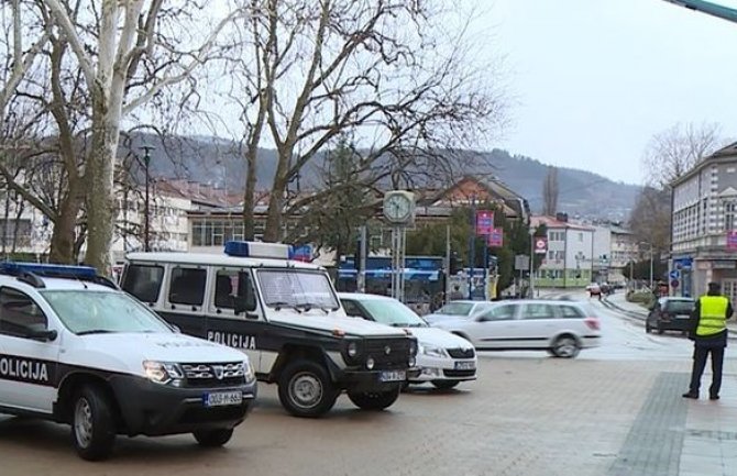 Bihać: Porodila se pa bebu zamotala u plastičnu foliju i zakopala 