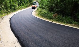 Počelo asfaltiranje lokalnog puta kroz Tijesni klanac (FOTO)