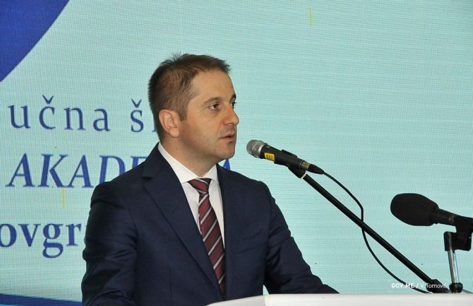 Šehović: Uniforma ne daje pravo na demonstraciju sile, u njoj ćete stajati na braniku vrijednosti društva!