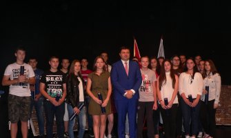 Smolović uručio priznanja najboljim učenicima: Vaše znanje i talenat su svjetlost Bijelog Polja