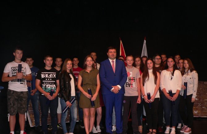 Smolović uručio priznanja najboljim učenicima: Vaše znanje i talenat su svjetlost Bijelog Polja