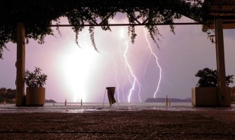 Munja udarila u javnu plažu, tri osobe povrijeđene