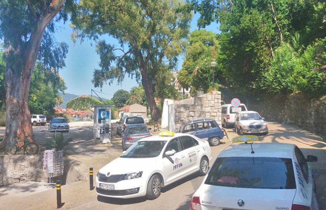 Parking na Škveru još nije otvoren, stvara se saobraćajni kolaps