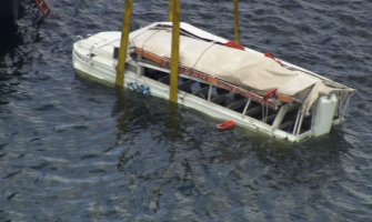 SAD: Potonuo turistički brod, najmanje 11 poginulih