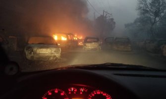 Požari u Atini, gore kuće i automobili, ima stradalih (VIDEO)