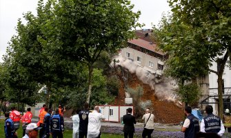 Urušila se zgrada u Istanbulu, na terenu vatrogasci i ekipe Hitne pomoći (FOTO)