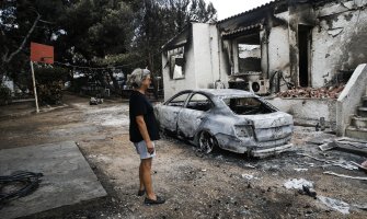 Grci na zgarištima svojih domova: Izgledali smo poput miševa,  satima smo čekali pomoć u moru (FOTO)