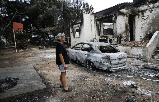 Grci na zgarištima svojih domova: Izgledali smo poput miševa,  satima smo čekali pomoć u moru (FOTO)