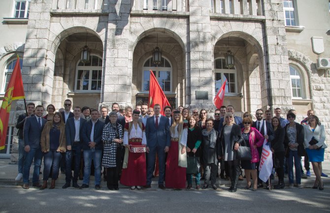 URA: Ružne slike iz dvorskog groblja ne služe na čast ni Mitropoliji ni nadležnim institucijama 