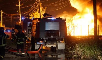 Požar u Zemunu lokalizovan: Povrijeđeno 8 osoba, na terenu i dalje 30 vatrogasaca(VIDEO)