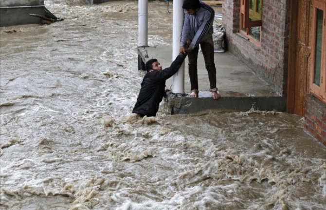 Više od 1.000 ljudi stradalo u prirodnim nepogodama u Aziji (FOTO)