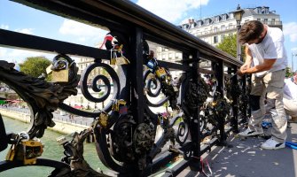 Pariz: Sa mosta skinuti katanci ljubavi (FOTO)