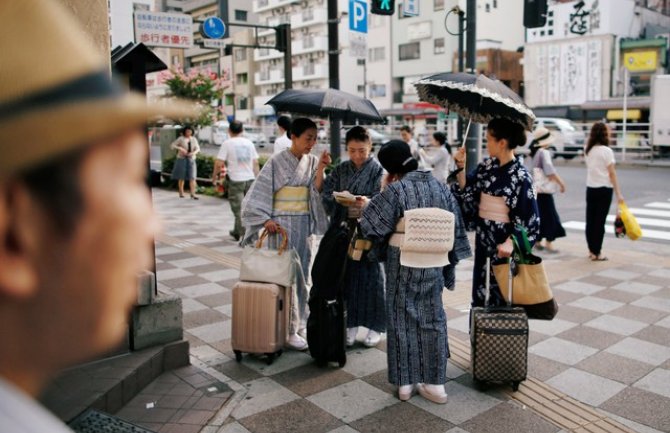 Japan: Muškarci počeli da nose suncobrane, dijele ih zaposlenima u javnoj službi