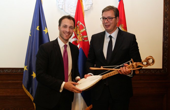 Milačić poklonio Vučiću gusle: Srbe u Crnoj Gori da zastupaju novi i neistrošeni ljudi