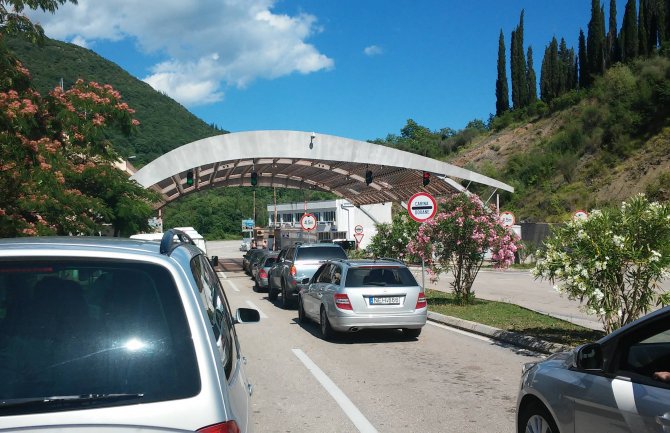 Gužve na graničnim prelazima, sezona u zenitu