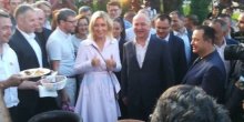 Zaharova zaigrala u Guči, dočekana ovacijama, tražila recept za svadbarski kupus(VIDEO)