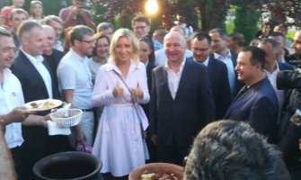 Zaharova zaigrala u Guči, dočekana ovacijama, tražila recept za svadbarski kupus(VIDEO)