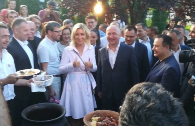 Zaharova zaigrala u Guči, dočekana ovacijama, tražila recept za svadbarski kupus(VIDEO)