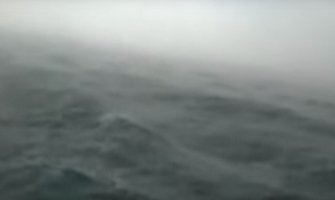 Nevrijeme pogodilo Bar: UPS spasila 13 osoba na moru(Video)