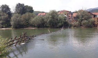 Bijelo Polje: Srušen je stari žičani most u Njegnjevu (FOTO)