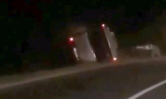 Objavljen snimak prevrtanja autobusa u Baošićima 