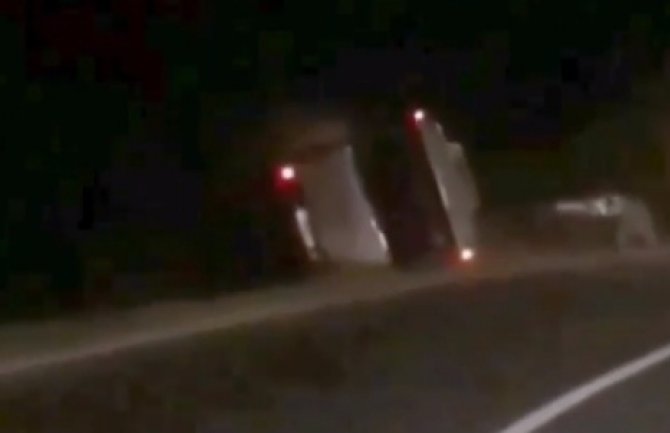 Objavljen snimak prevrtanja autobusa u Baošićima 