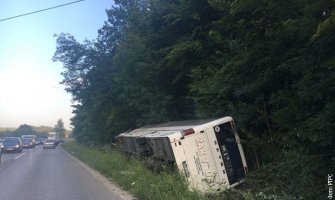 Prevrnuo se autobus, žena stradala, šest osoba povrijeđeno 