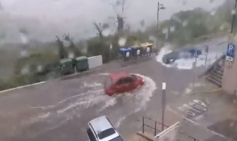 Nevrijeme pogodilo Istru i Dalmaciju, padao i grad (VIDEO)