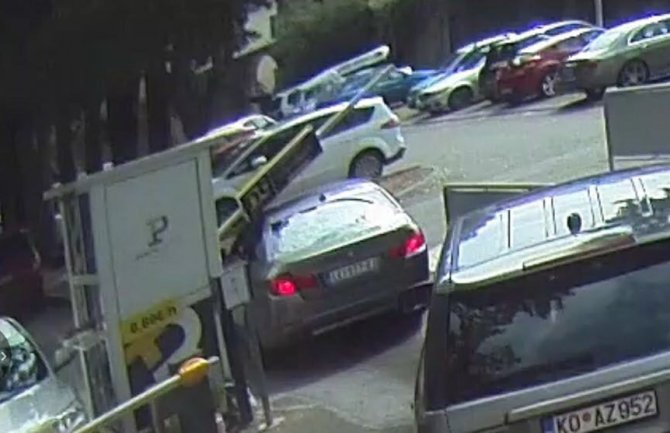 Tivat: Rampa oštetila dva vozila; Parking servis: Nije bilo materijalne štete