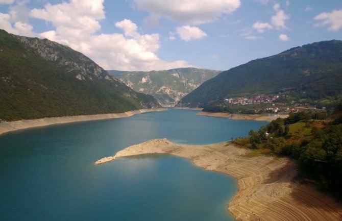 Prevrnuo se skuter na Pivskom jezeru, jedna osoba stradala, za drugom se traga