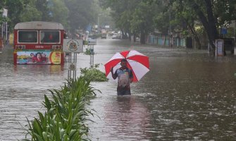 Poplave u Indiji: Više od 350 ljudi stradalo, 800 hiljada evakuisano