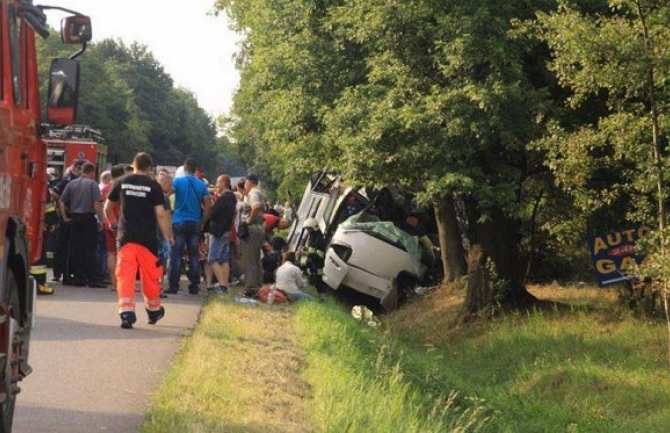 Stravičan udes u Poljskoj: Krivina odnijela tri života, desetine povrijeđenih