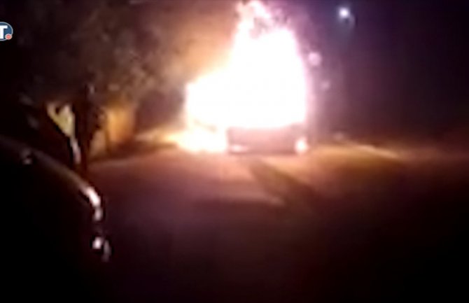 Vozio sa 1, 76 promila alkohola u krvi, udario u drugo vozilo, pobjegao i zapalio automobil!