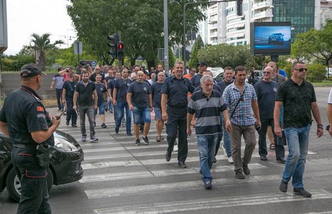 Smanjiti starosnu granicu i broj godina radnog staža za odlazak u penziju