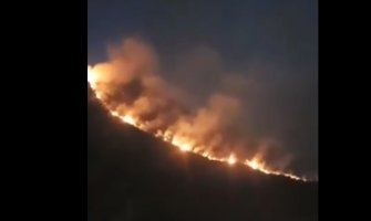 Ponovo požar u Budvi: Vatra se spustila do Drobnog pijeska, stigla pomoć vatrogascima(VIDEO)